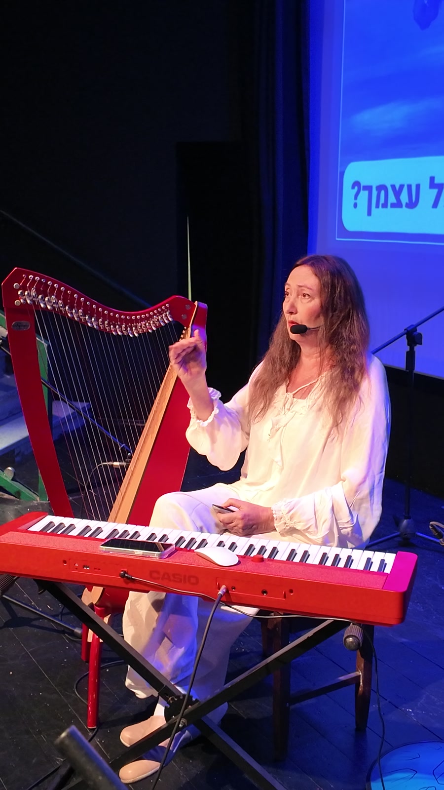 ברוניה על הבמה עם נבל